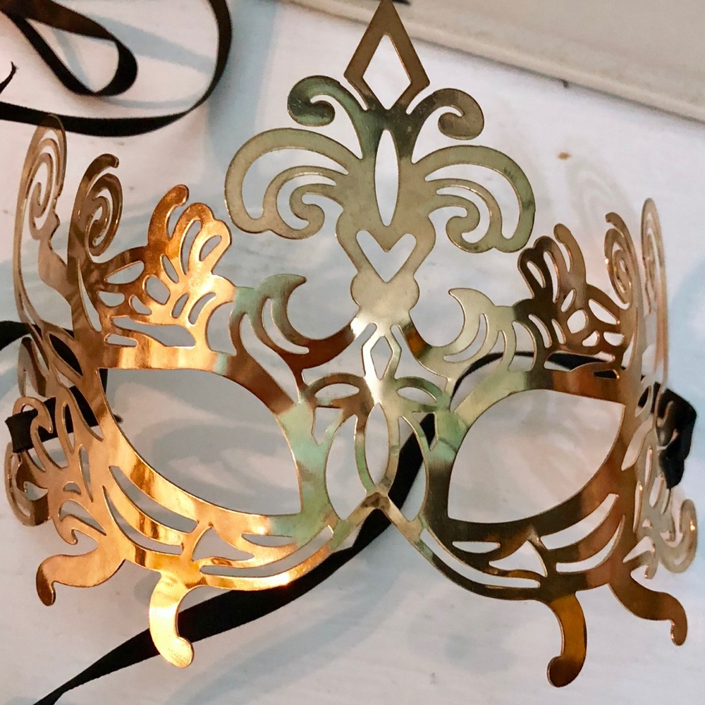 Metal Mardi Gras mask - gold 🎭